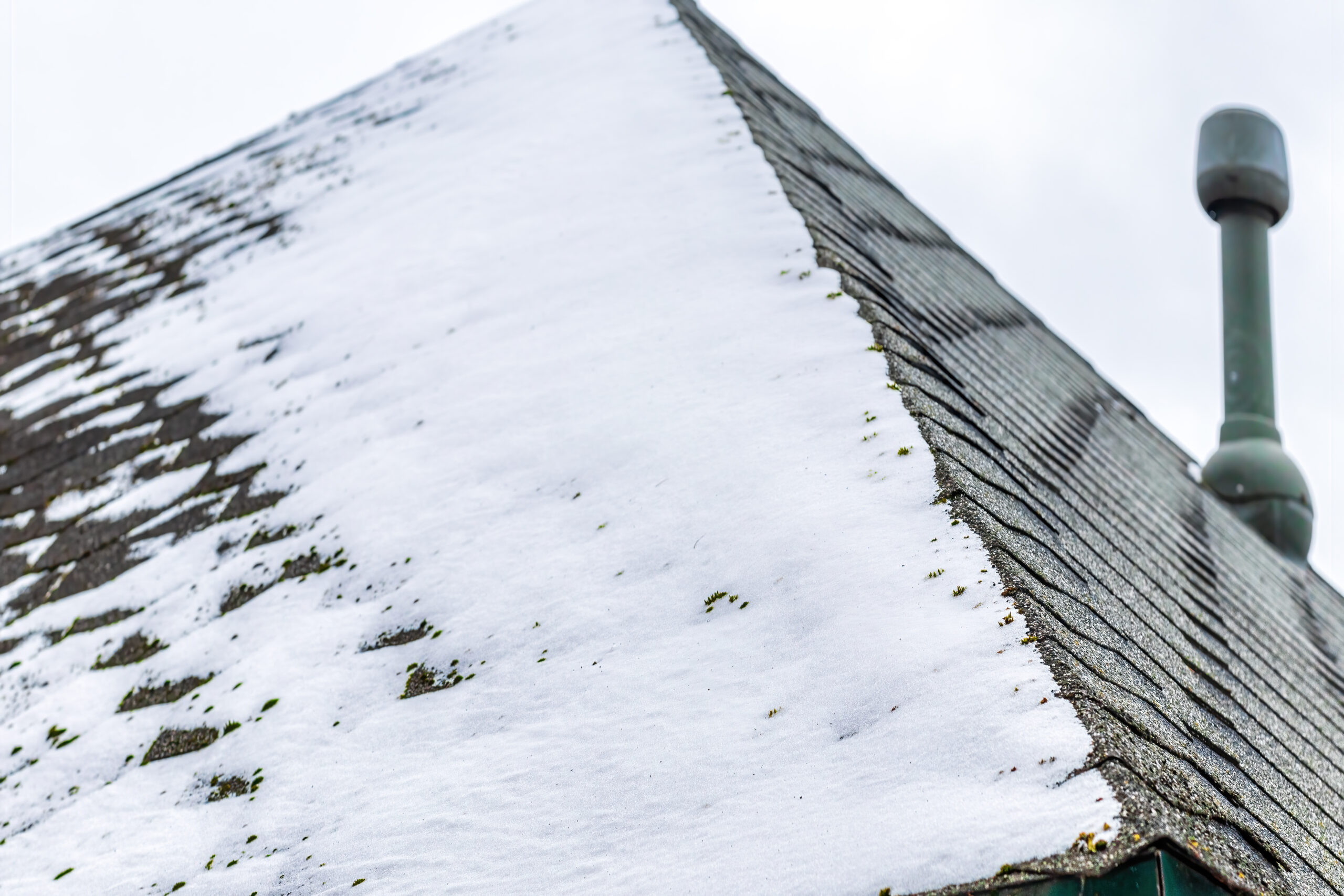 vecteezy_a thin layer of snow on the roof tile_46204774 scaled